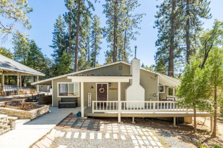 Family-friendly Rustic Cabin at Bass Lake with modern amenities