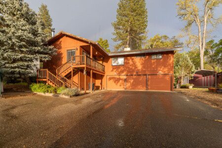 Yosemite cabin rental with hot tub, patio, and mountain views