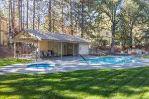 Bass Lake cabins with hot tubs and outdoor pool