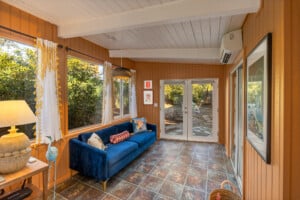 Large vacation rentals Bass Lake CA featuring a comfortable living room with cozy seating for family reunions.