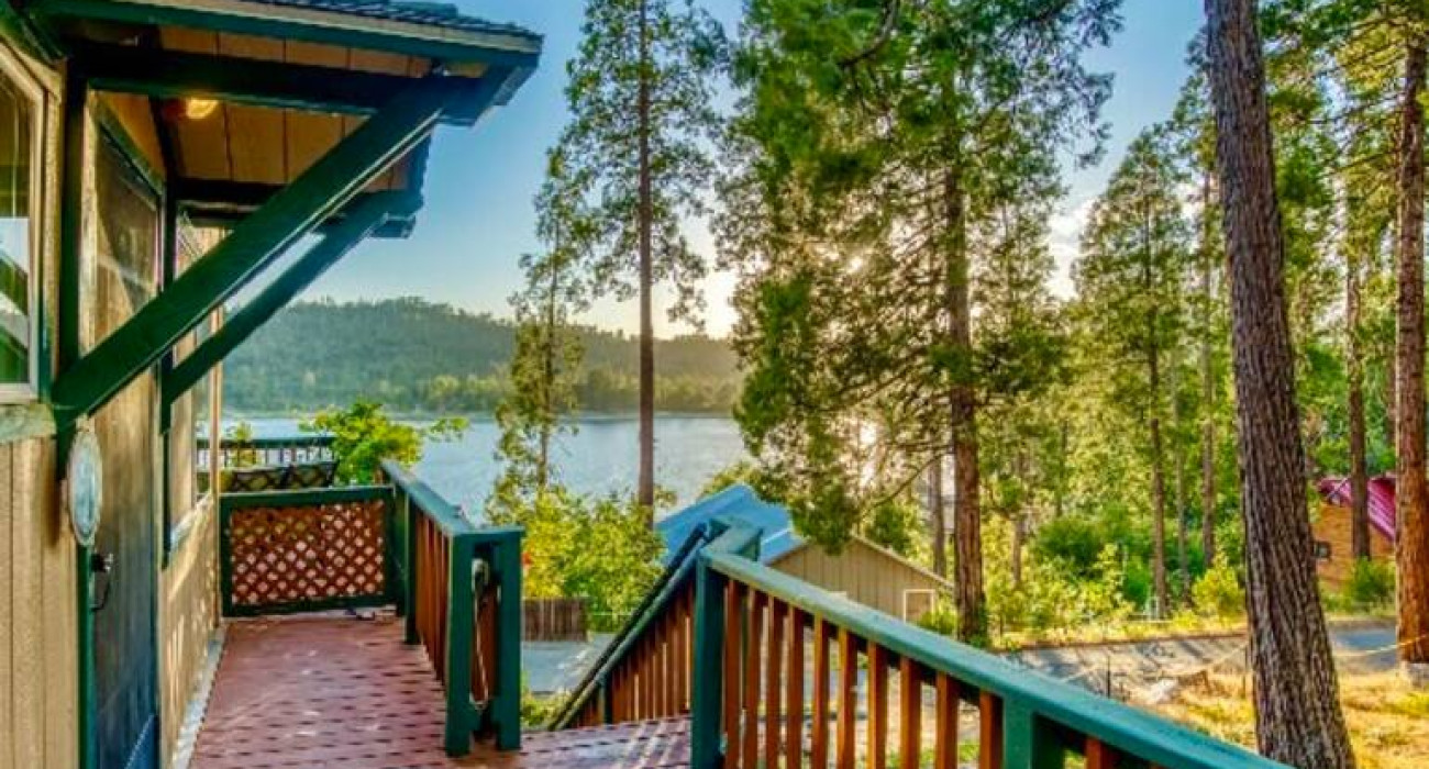 Plan your Yosemite and Bass Lake trip and stay at this family-friendly vacation rental
