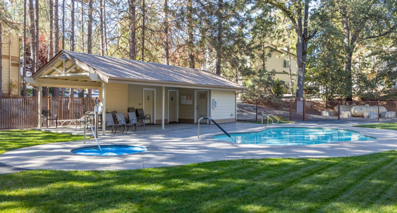 Bass Lake cabins with hot tubs and outdoor pool