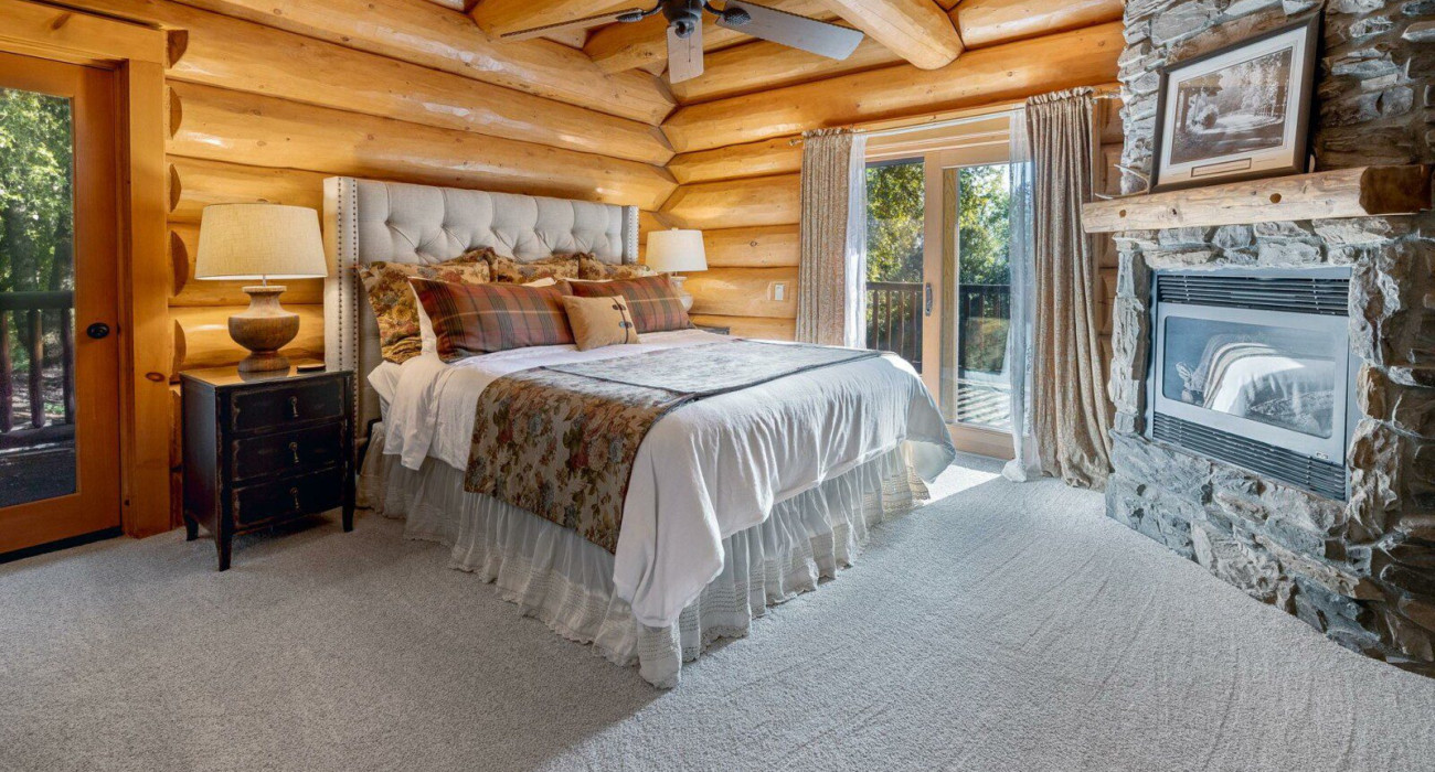 Rustic bedroom setting in Moosehead Lodge, the ideal large group cabin Yosemite guests love