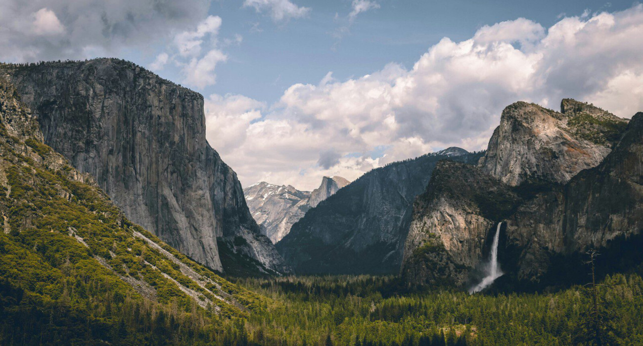 Yosemite National Park The best time to visit Yosemite National Park in 2025 offers stunning mountain views under clear blue skies