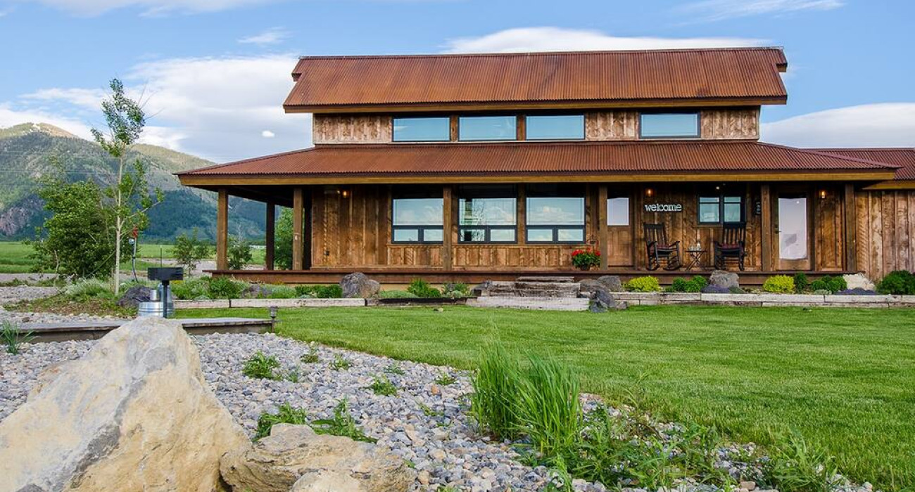Family-friendly Bass Lake cabin rentals with private docks ideal for boating and relaxing lakefront stays